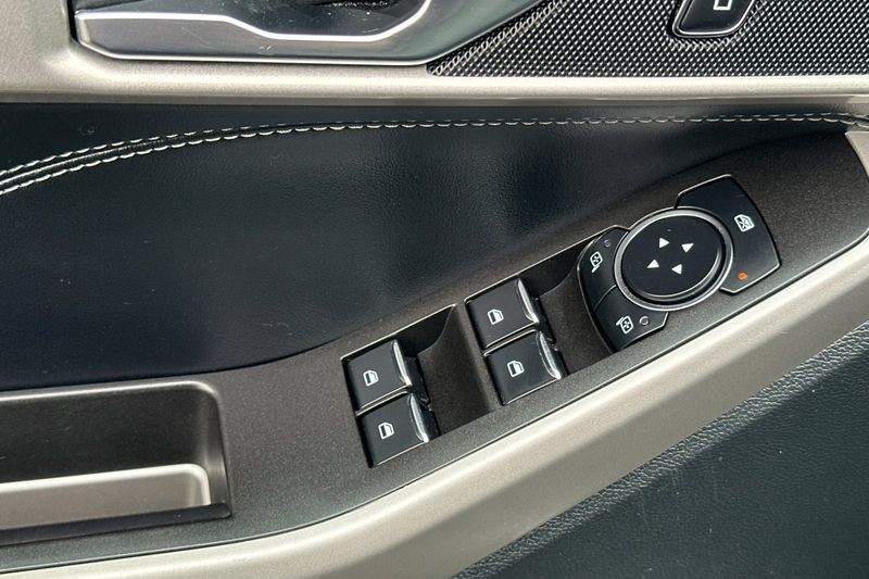 Ford Explorer Vehicle Full-screen Gallery Image 12