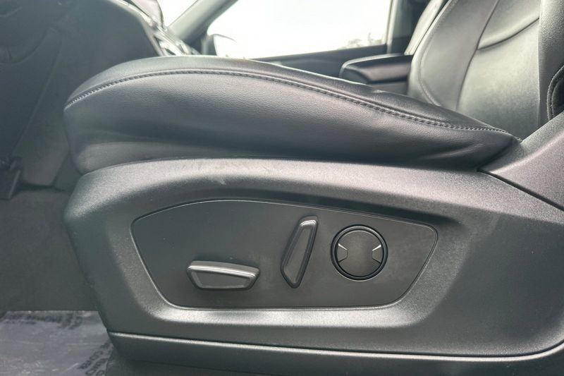 Ford Explorer Vehicle Full-screen Gallery Image 13
