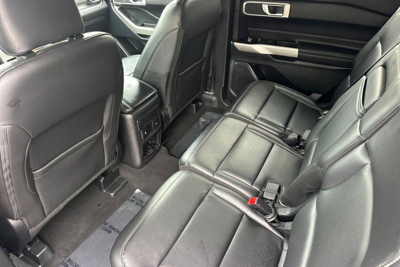 Ford Explorer Vehicle Full-screen Gallery Image 14