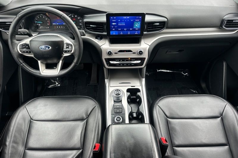 Ford Explorer Vehicle Full-screen Gallery Image 15