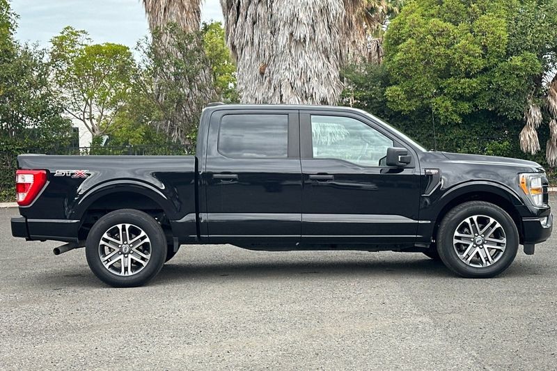 Ford F-150 Vehicle Full-screen Gallery Image 02