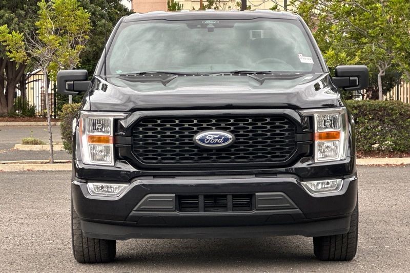 Ford F-150 Vehicle Full-screen Gallery Image 09
