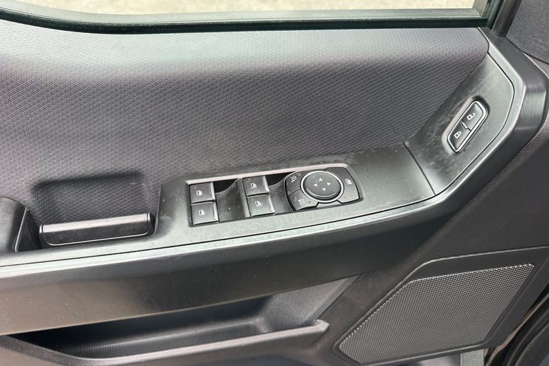 Ford F-150 Vehicle Full-screen Gallery Image 11