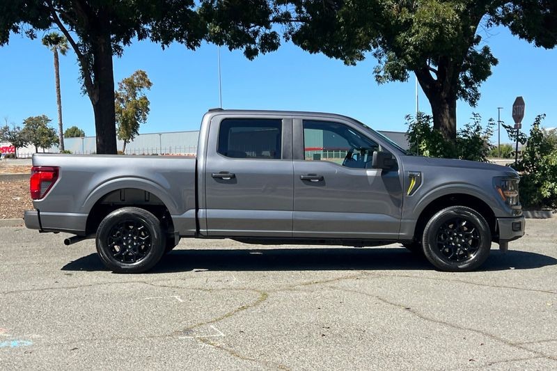 Ford F-150 Vehicle Full-screen Gallery Image 02