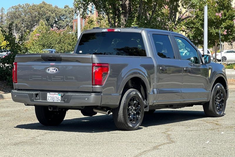 Ford F-150 Vehicle Full-screen Gallery Image 03