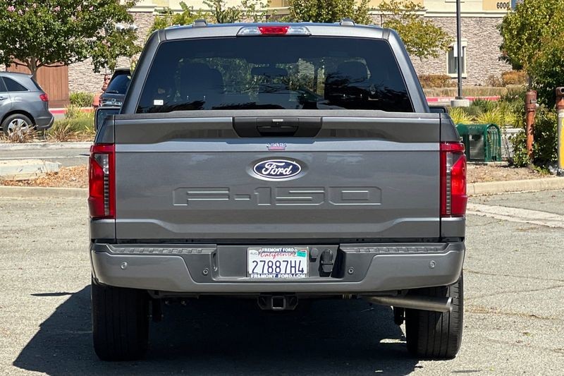 Ford F-150 Vehicle Full-screen Gallery Image 04