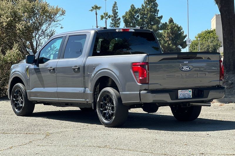 Ford F-150 Vehicle Full-screen Gallery Image 05