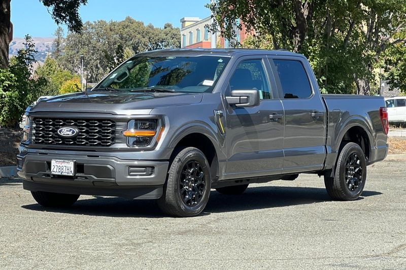 Ford F-150 Vehicle Full-screen Gallery Image 08
