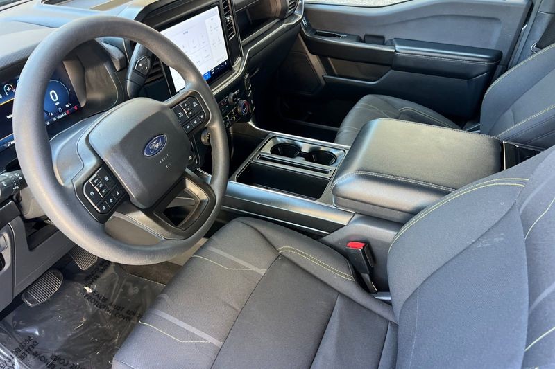 Ford F-150 Vehicle Full-screen Gallery Image 10