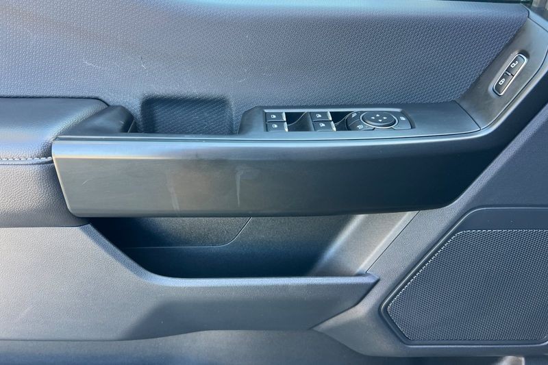 Ford F-150 Vehicle Full-screen Gallery Image 11