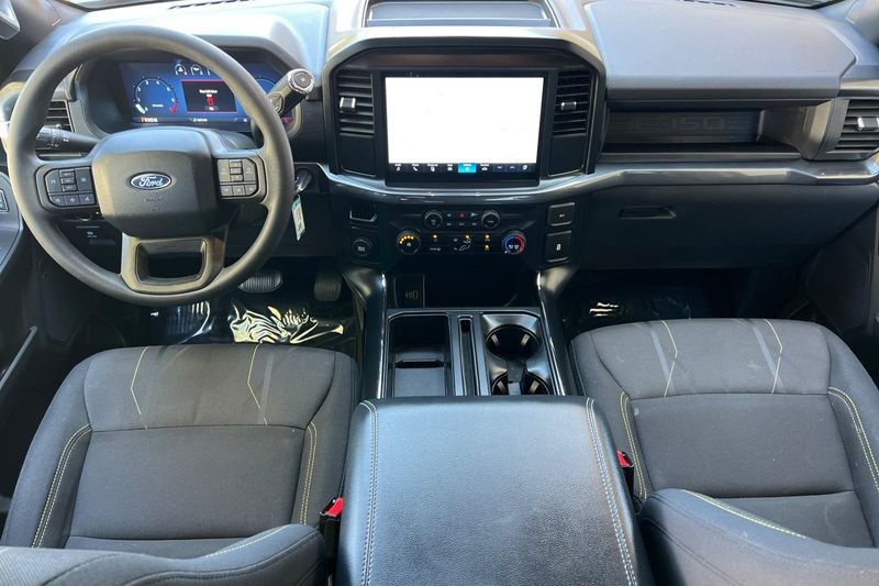 Ford F-150 Vehicle Full-screen Gallery Image 15
