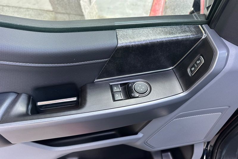 Ford F-150 Vehicle Full-screen Gallery Image 11