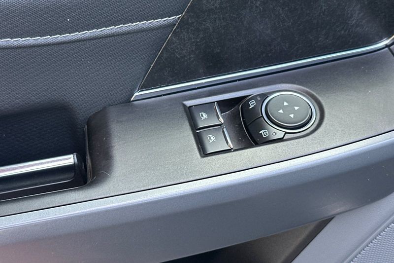 Ford F-150 Vehicle Full-screen Gallery Image 12