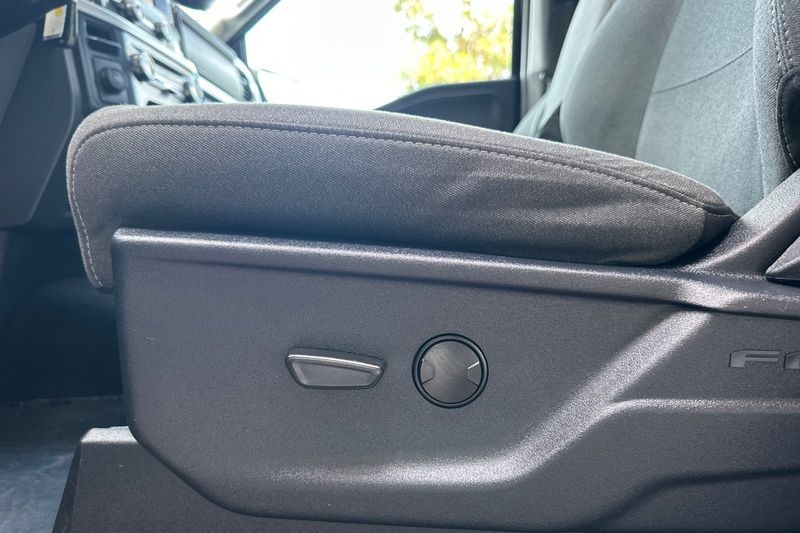 Ford F-150 Vehicle Full-screen Gallery Image 13
