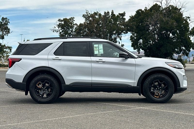 Ford Explorer Vehicle Full-screen Gallery Image 02