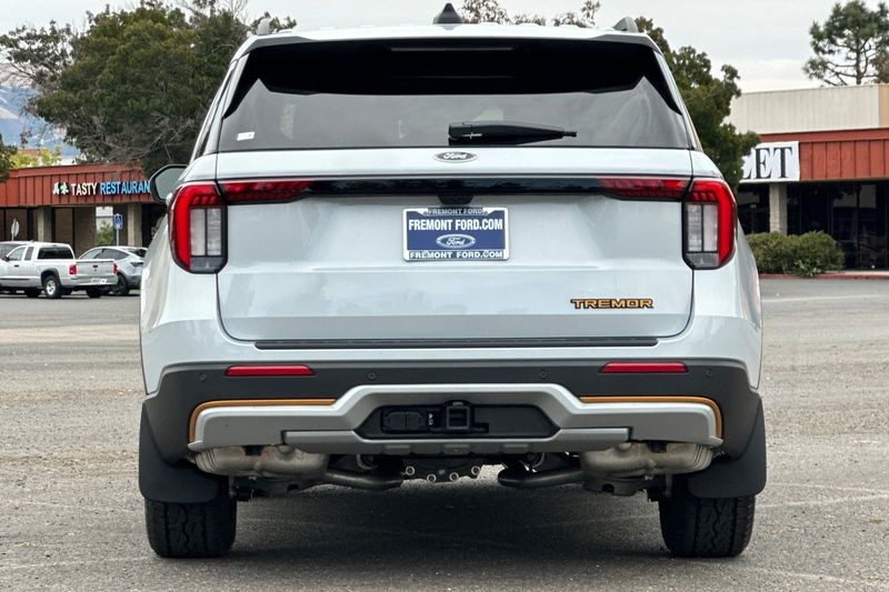 Ford Explorer Vehicle Full-screen Gallery Image 04