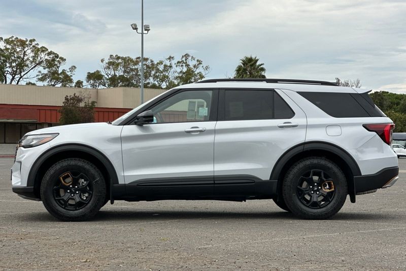 Ford Explorer Vehicle Full-screen Gallery Image 06