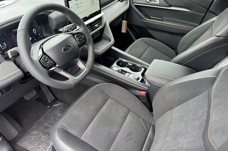Ford Explorer Vehicle Full-screen Gallery Image 09