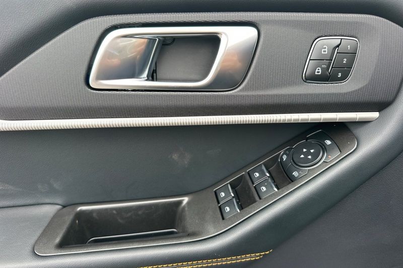 Ford Explorer Vehicle Full-screen Gallery Image 10