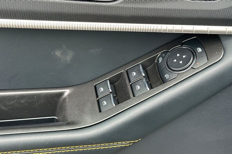 Ford Explorer Vehicle Full-screen Gallery Image 11