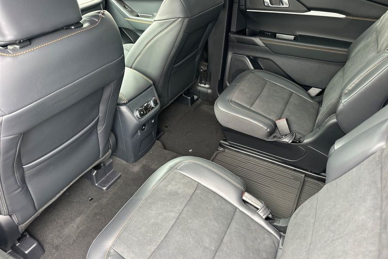 Ford Explorer Vehicle Full-screen Gallery Image 12
