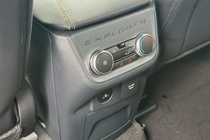Ford Explorer Vehicle Full-screen Gallery Image 13