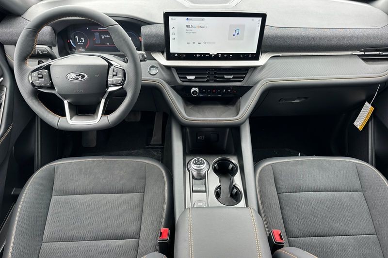 Ford Explorer Vehicle Full-screen Gallery Image 14