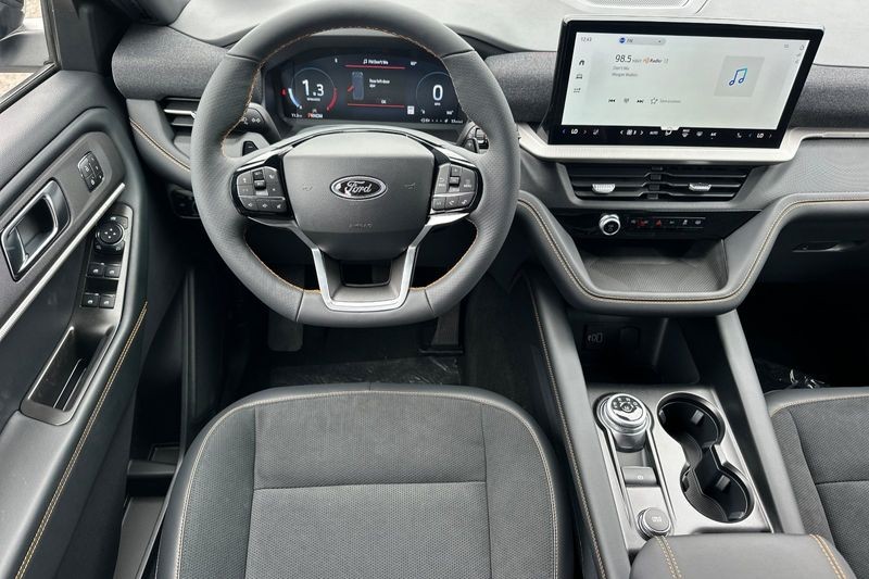 Ford Explorer Vehicle Full-screen Gallery Image 15