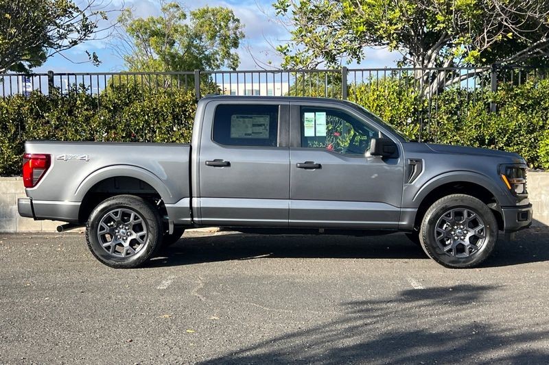 Ford F-150 Vehicle Full-screen Gallery Image 02