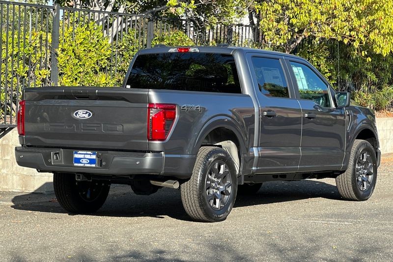 Ford F-150 Vehicle Full-screen Gallery Image 03