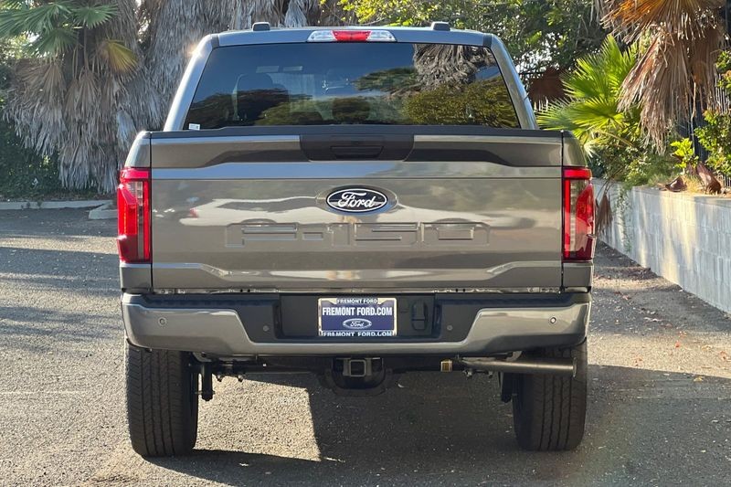 Ford F-150 Vehicle Full-screen Gallery Image 04