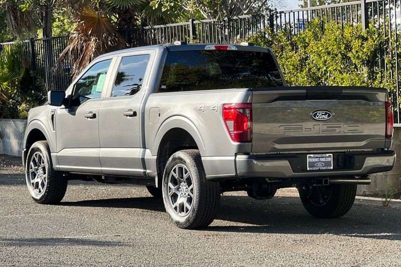 Ford F-150 Vehicle Full-screen Gallery Image 05