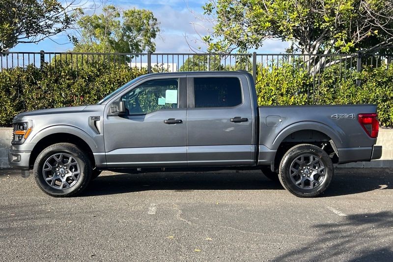 Ford F-150 Vehicle Full-screen Gallery Image 06