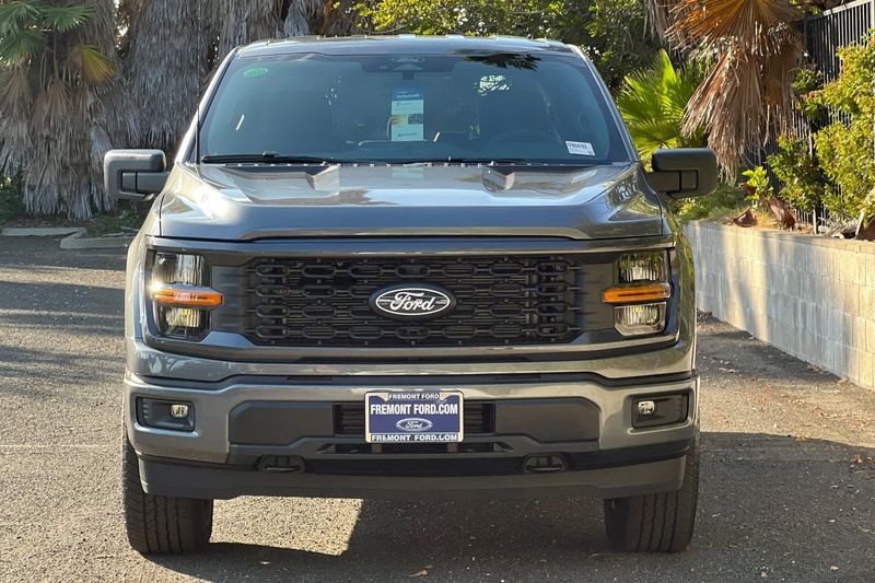 Ford F-150 Vehicle Full-screen Gallery Image 08