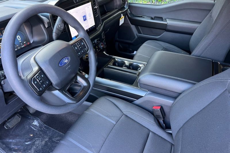 Ford F-150 Vehicle Full-screen Gallery Image 09