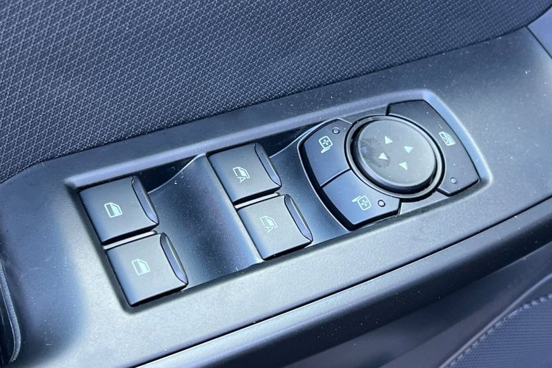 Ford F-150 Vehicle Full-screen Gallery Image 11