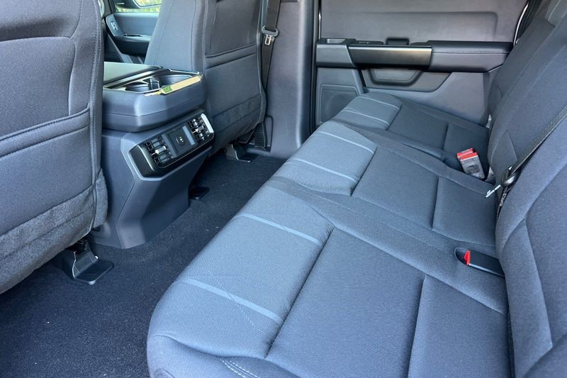 Ford F-150 Vehicle Full-screen Gallery Image 12