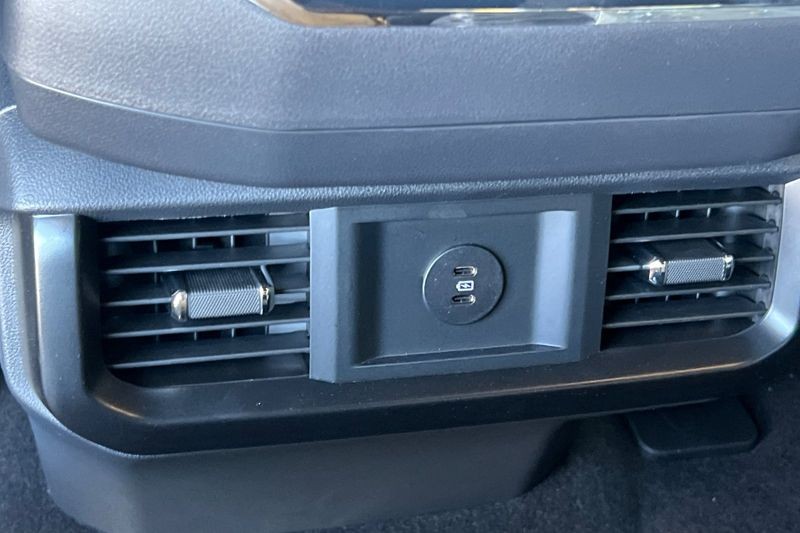 Ford F-150 Vehicle Full-screen Gallery Image 13