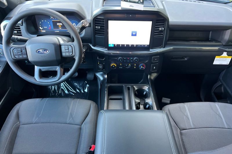 Ford F-150 Vehicle Full-screen Gallery Image 14