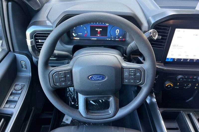 Ford F-150 Vehicle Full-screen Gallery Image 15
