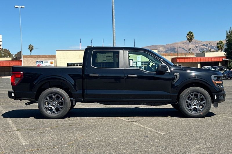 Ford F-150 Vehicle Full-screen Gallery Image 02