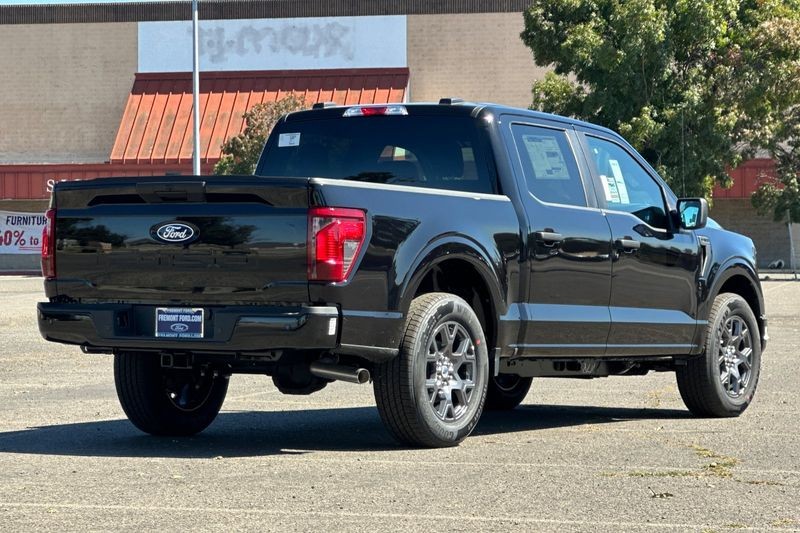 Ford F-150 Vehicle Full-screen Gallery Image 03
