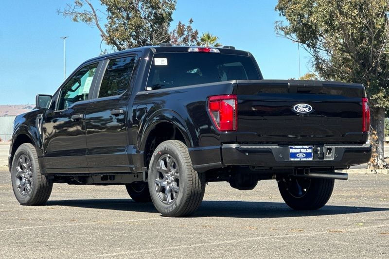 Ford F-150 Vehicle Full-screen Gallery Image 05
