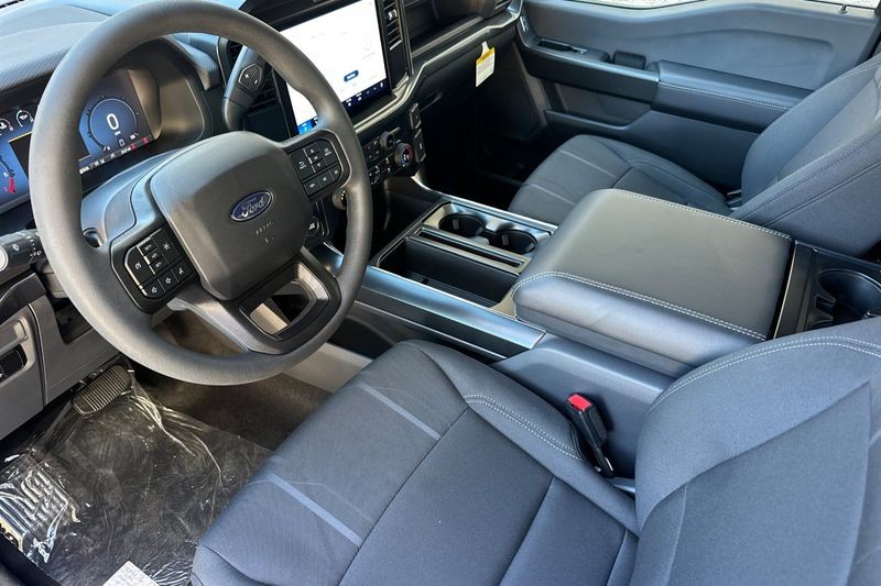 Ford F-150 Vehicle Full-screen Gallery Image 09
