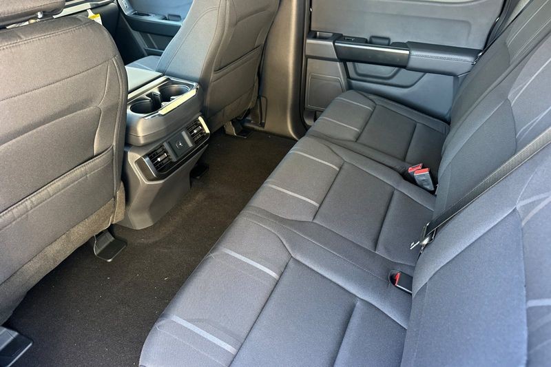 Ford F-150 Vehicle Full-screen Gallery Image 12