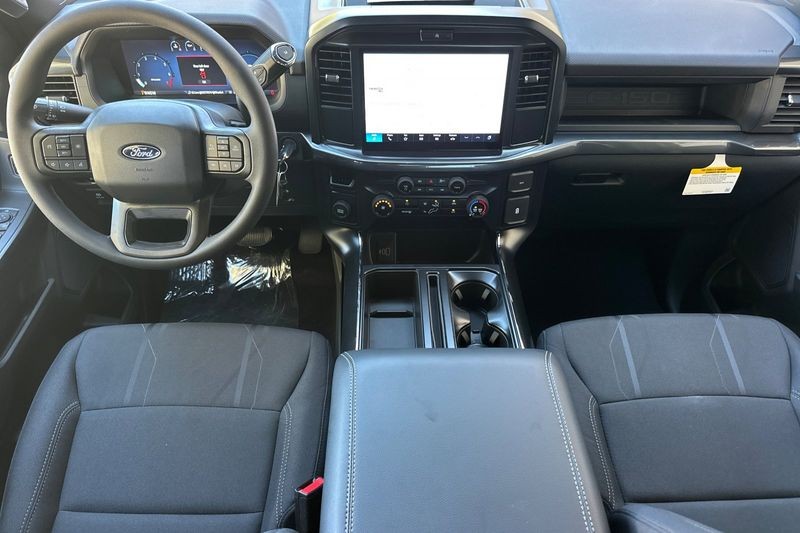 Ford F-150 Vehicle Full-screen Gallery Image 14
