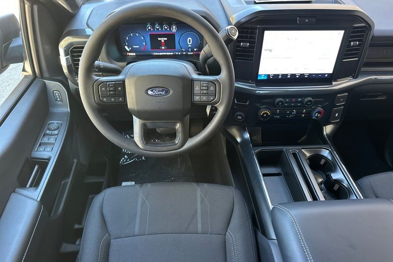 Ford F-150 Vehicle Full-screen Gallery Image 15