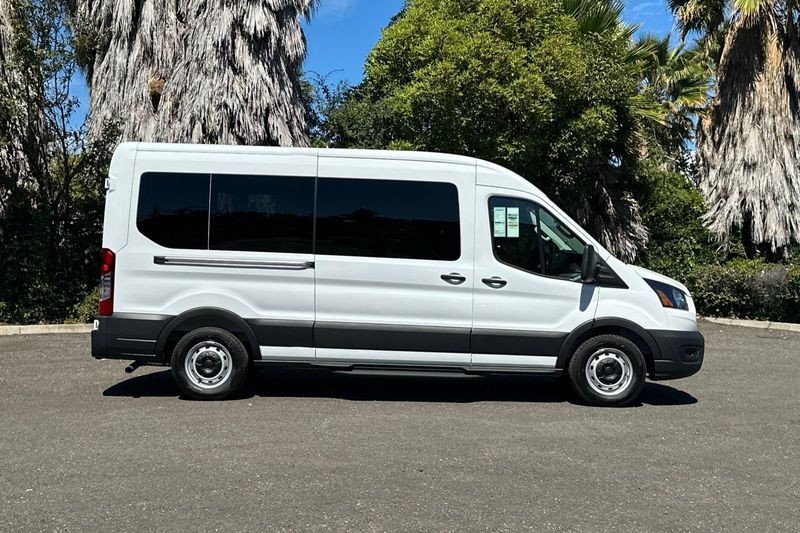 Ford Transit-350 Vehicle Full-screen Gallery Image 02