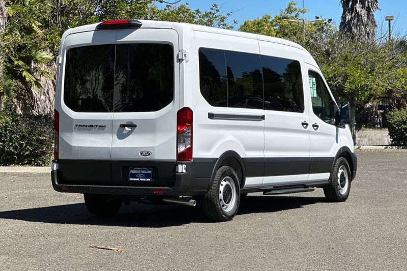Ford Transit-350 Vehicle Full-screen Gallery Image 03