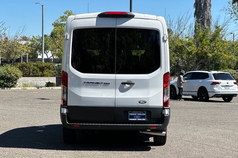 Ford Transit-350 Vehicle Full-screen Gallery Image 04